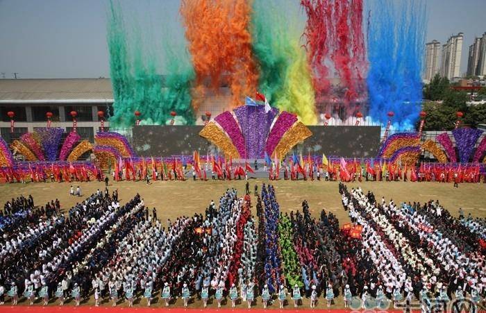 XXXX集团第X届运动会_银行职工运动会入场词_奥林匹克精神践行