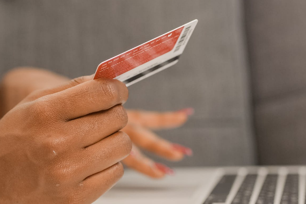 信用卡取现收费续最低的银行是哪家？15家银行取现手续费标准汇总