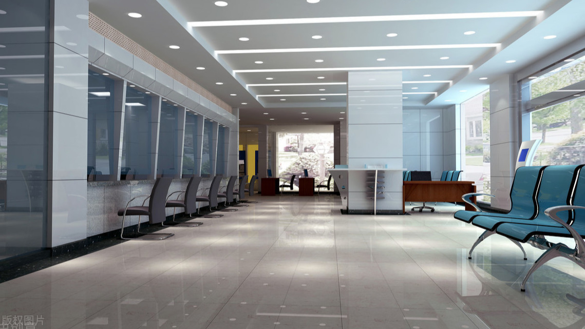 下雨天银行格外空闲，老人取钱遭拒引众人围观，咋回事？