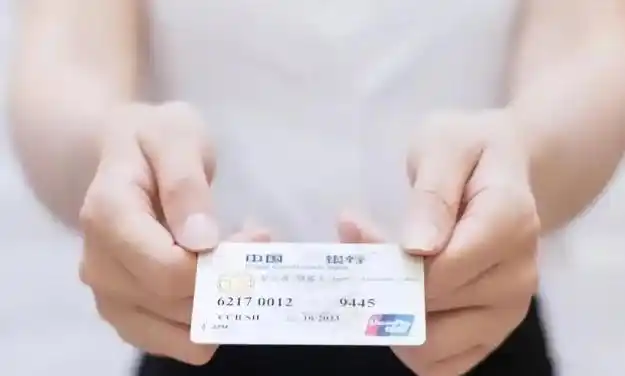 信用卡年费欠款影响征信_银行卡没扣到年费会冻结吗_银行卡长期不存钱不销户后果