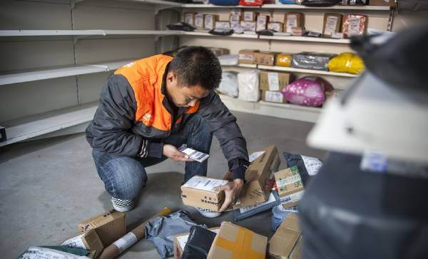 快递代收点老板正在扫描入库